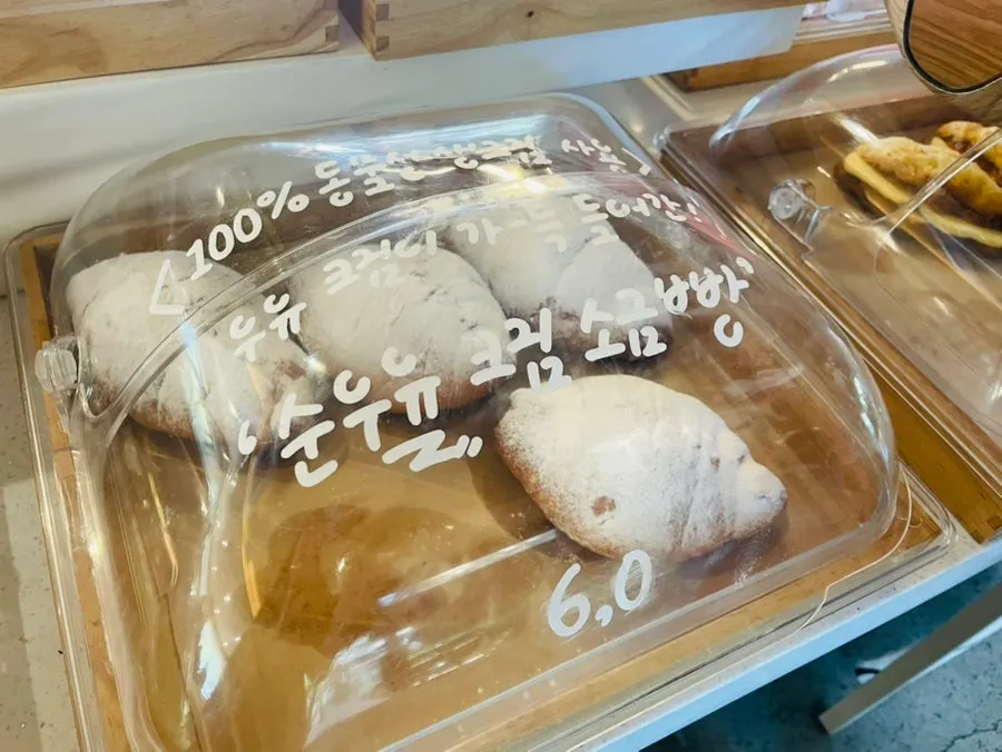 摆满甜点类的陈列柜