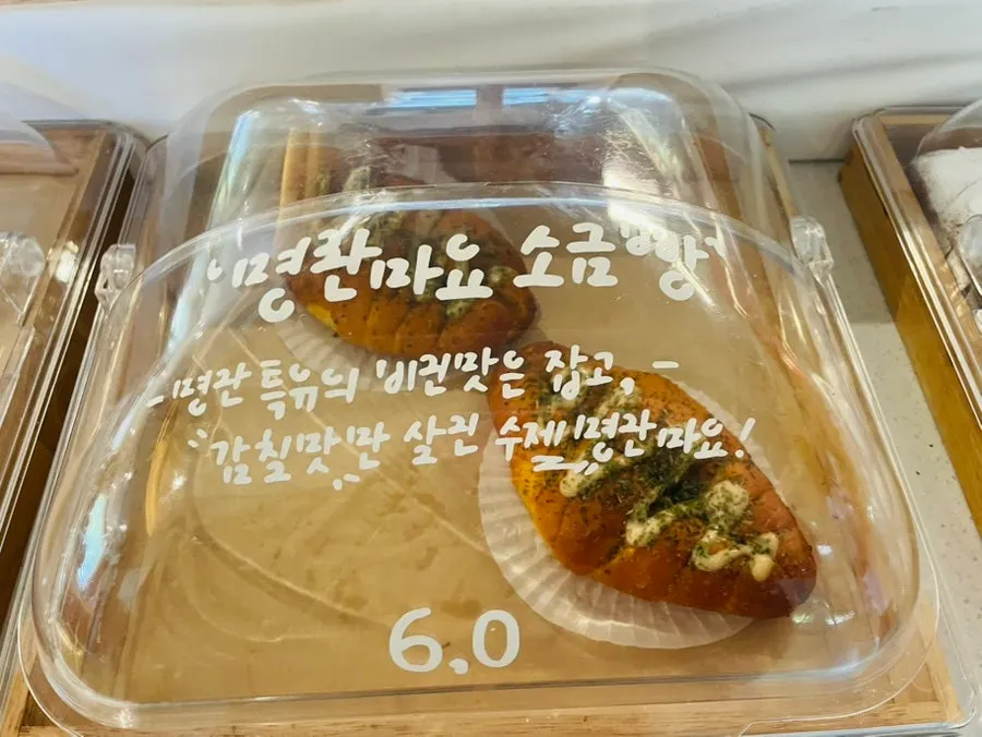 摆满面包和甜点的陈列柜