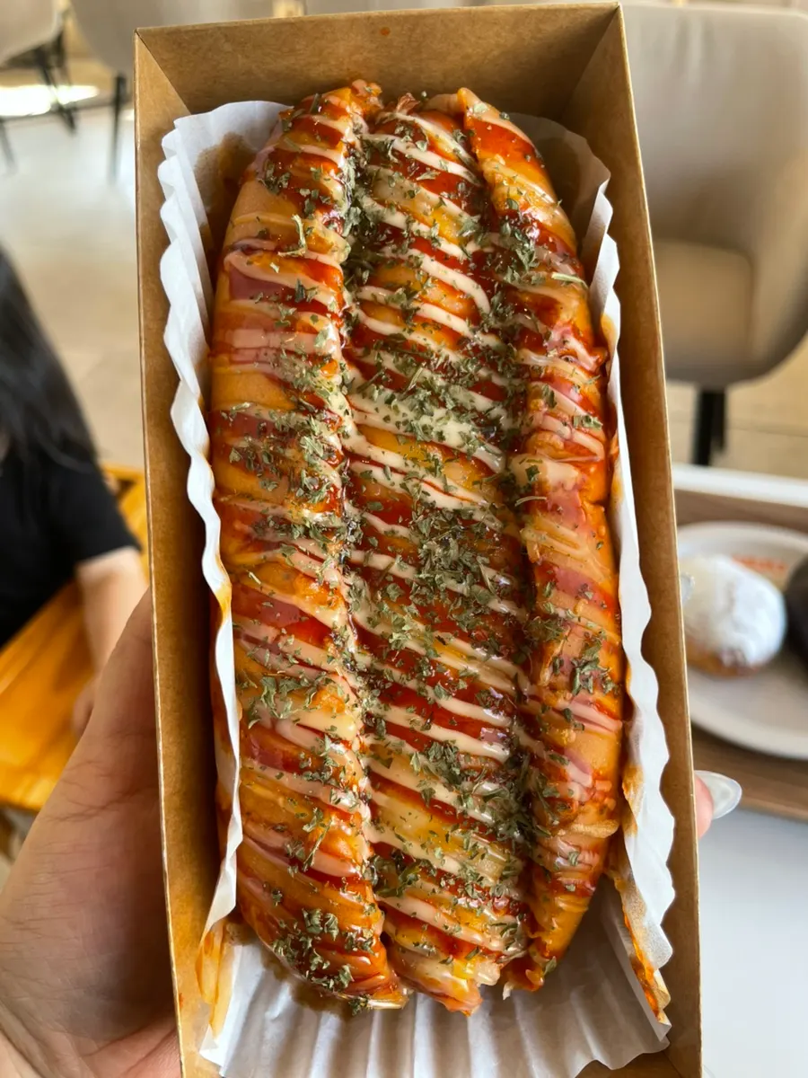 铺满沙拉和酱汁的火鸡沙拉热狗