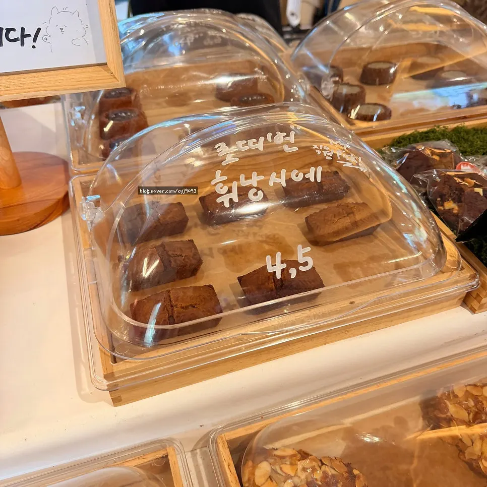 뚜껑 덮인 진열대에 놓인 베이커리