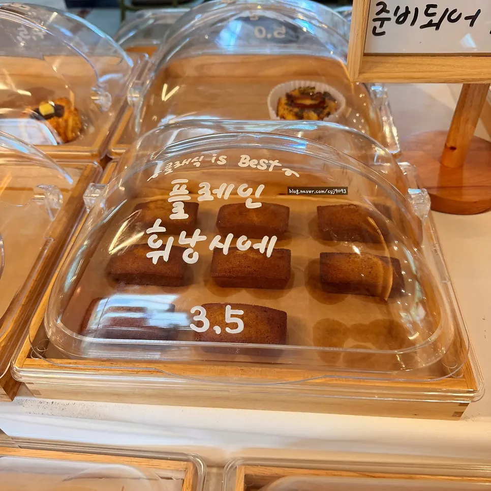 유유유 베이커리 진열대 전경