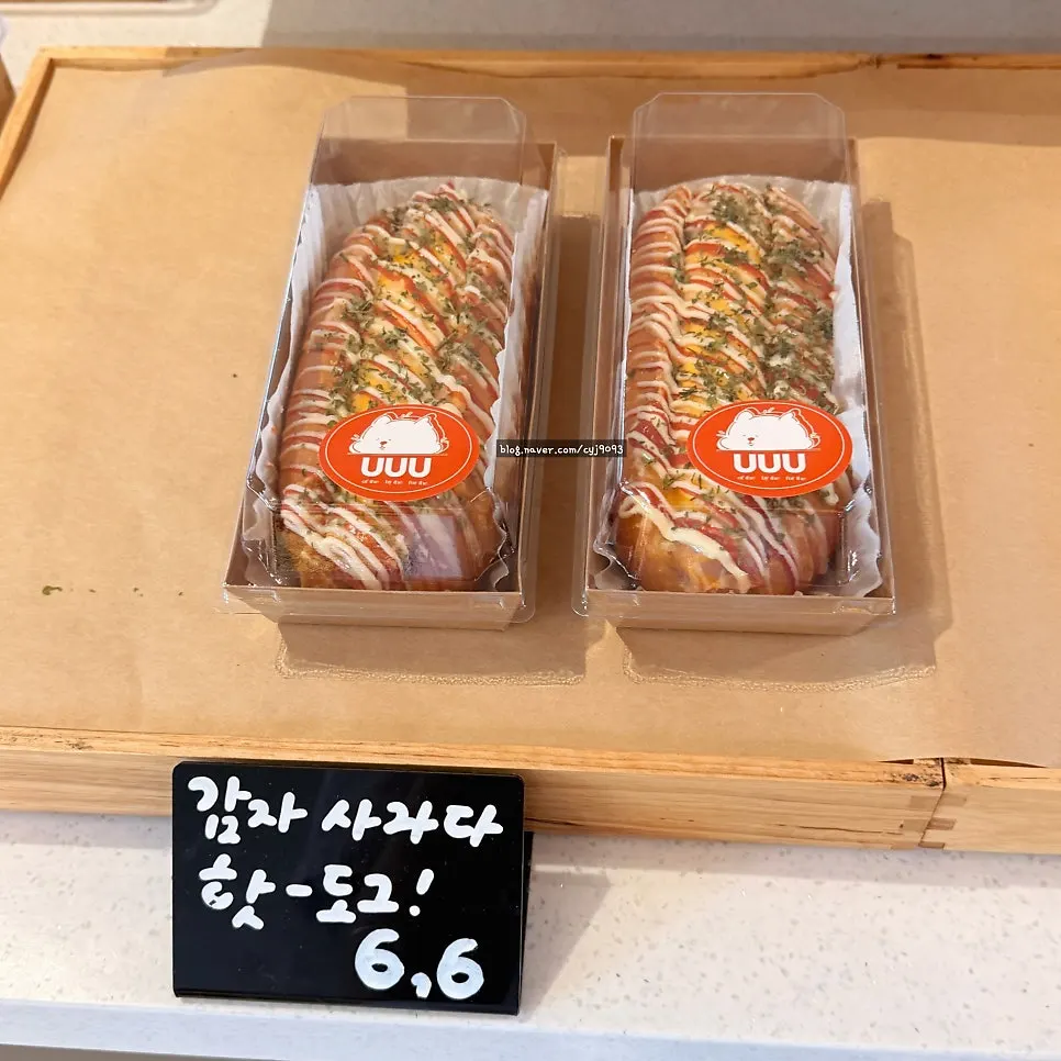 진열대에 놓인 휘낭시에