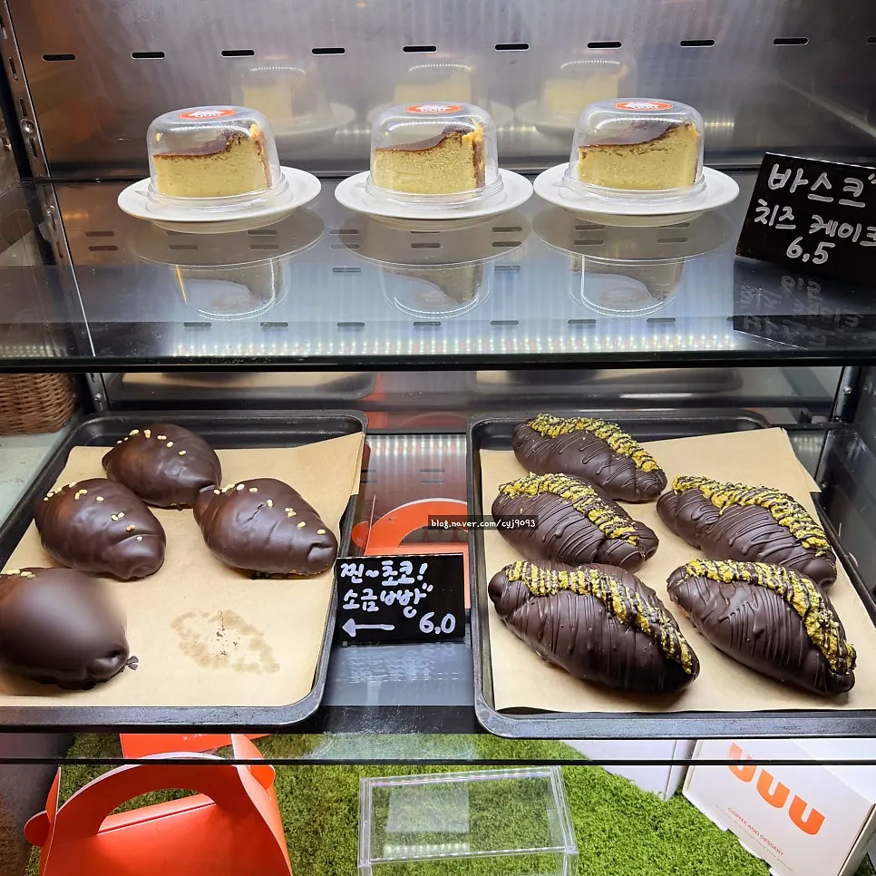바스크 치즈 케이크와 소금빵 코너