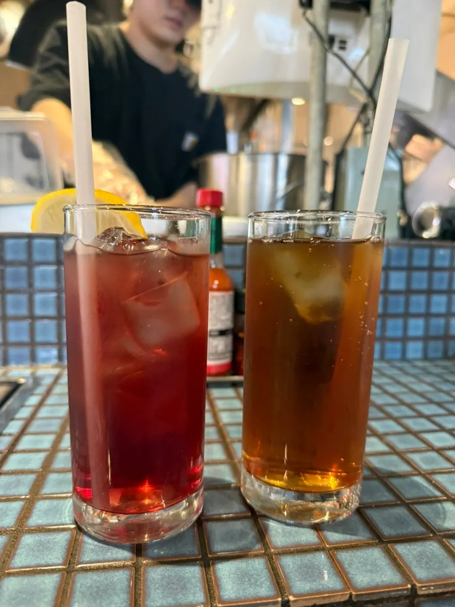 라즈베리 하이볼과 우롱차 한 잔