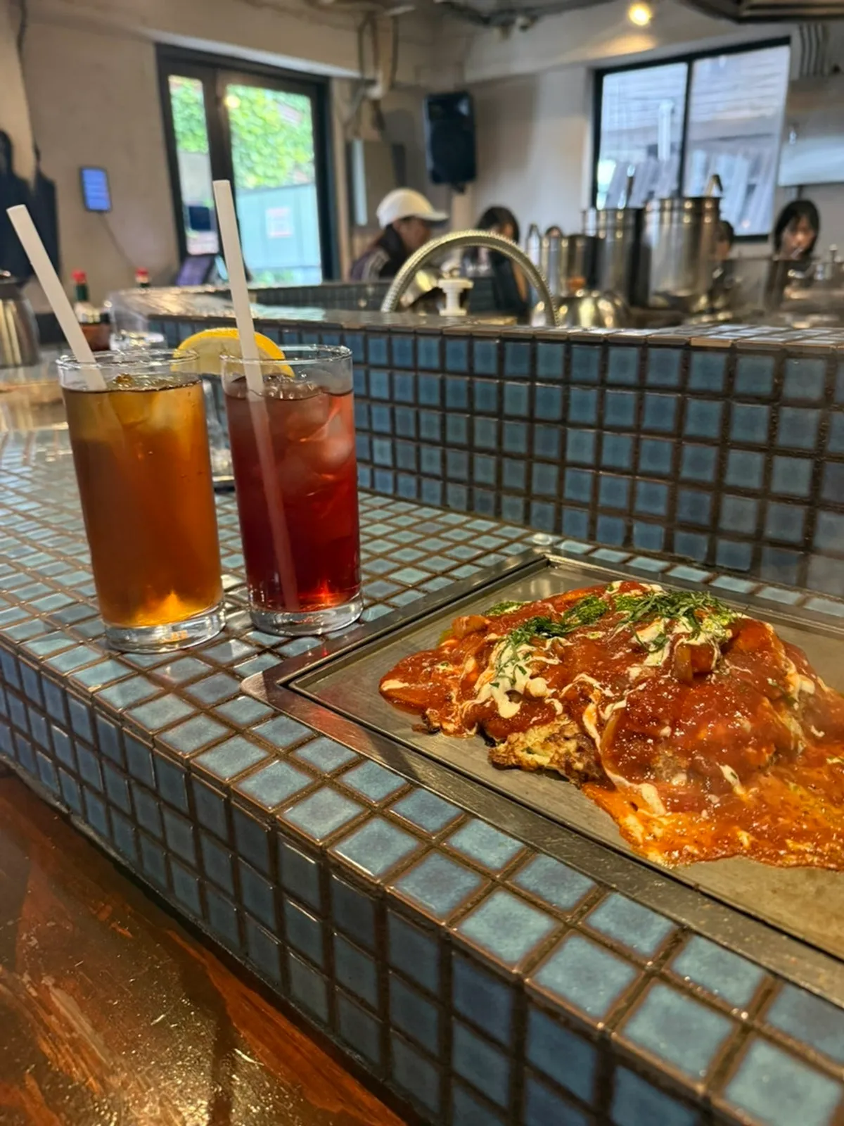 돼지고기 토핑 올린 토마토 오코노미야끼