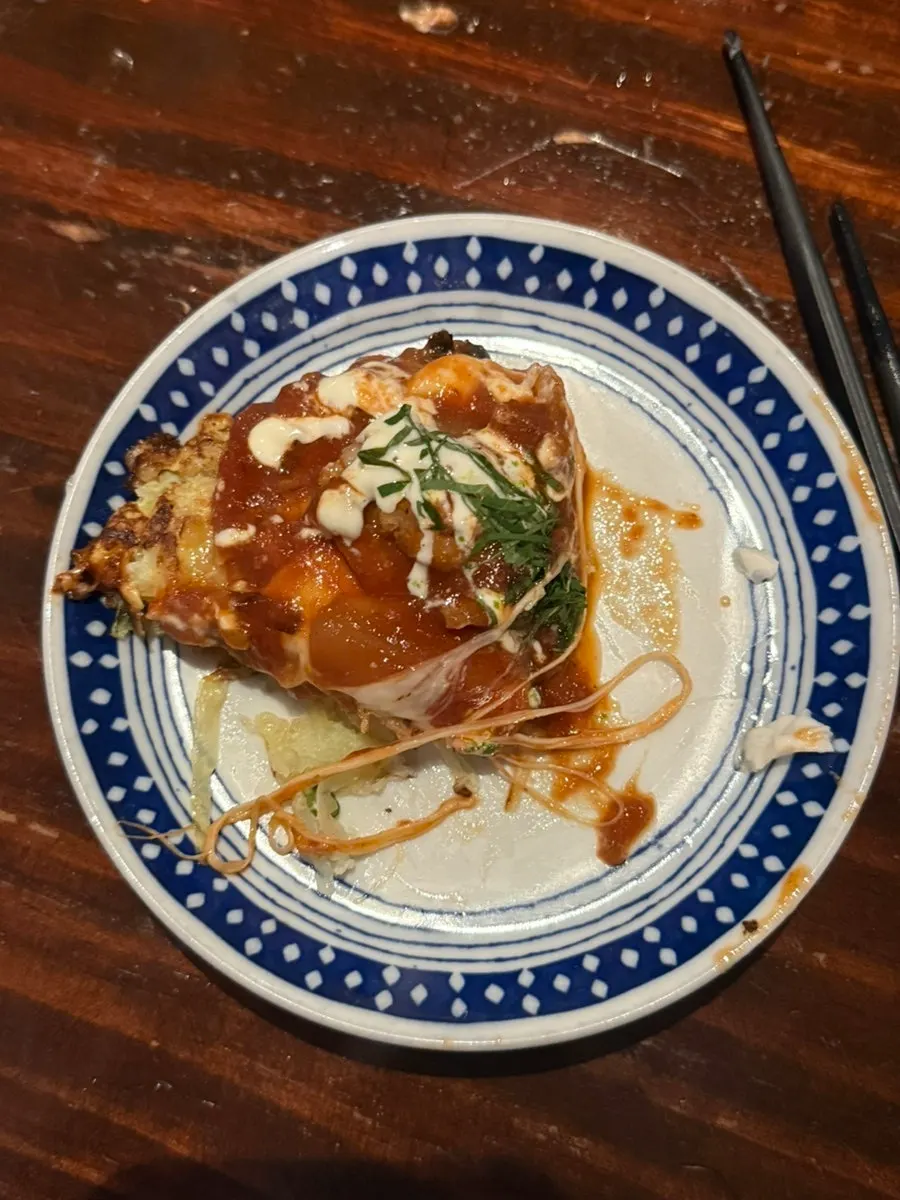 잘라서 덜어낸 토마토 오코노미야끼 한 조각
