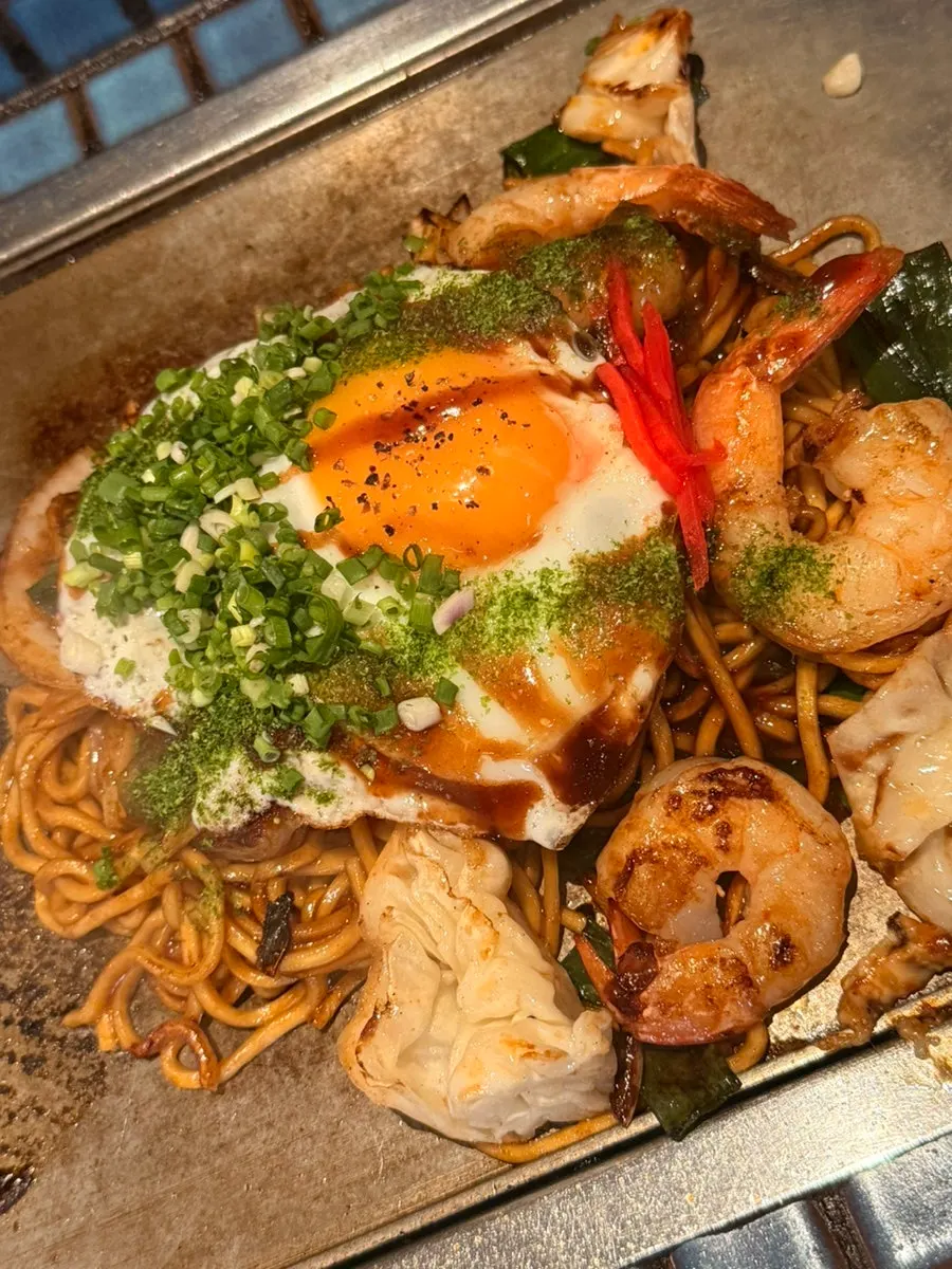 카운터석에 차려진 철판 요리와 하이볼