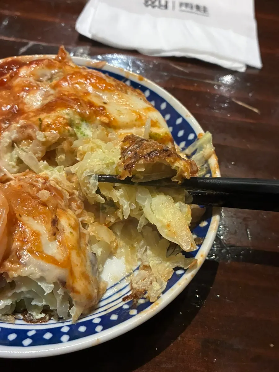 Cross-section of the cut tomato okonomiyaki