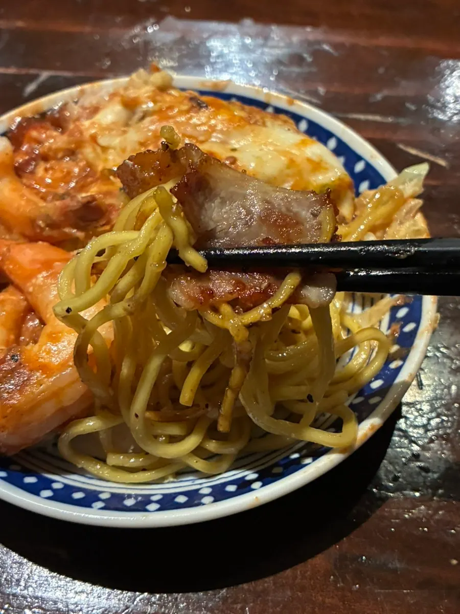 Shio yakisoba being served onto a plate