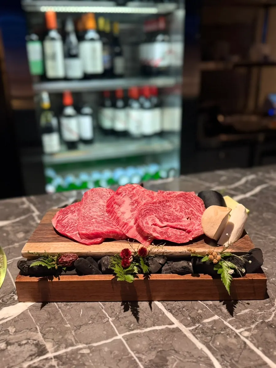 Woowine Selection Set for two with vividly marbled hanwoo