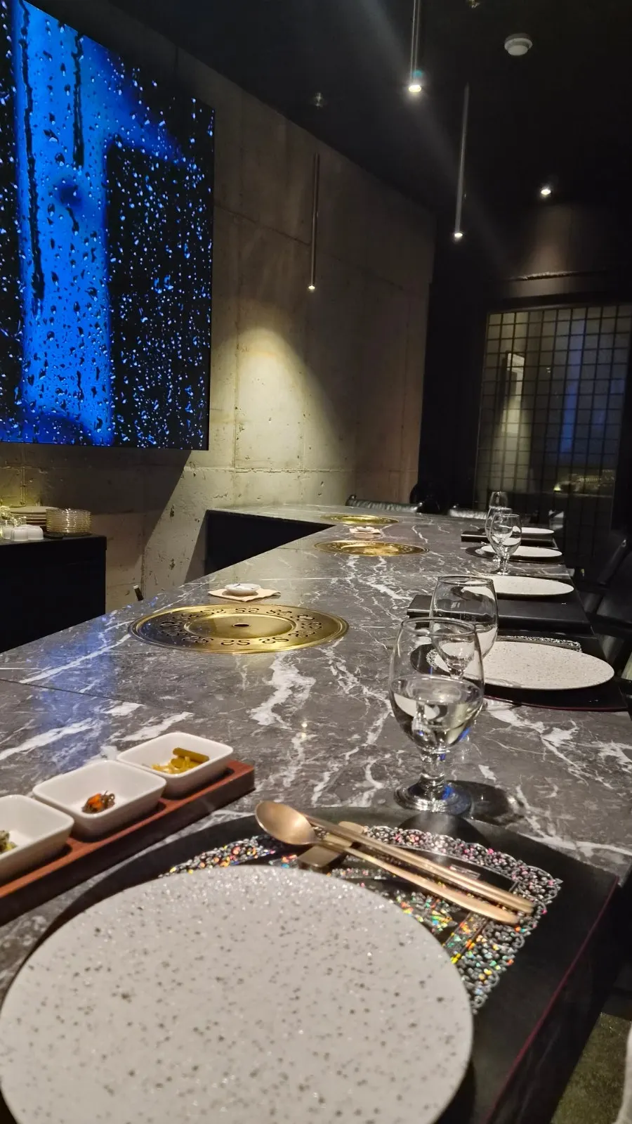 Woowine table seating under the LED screen