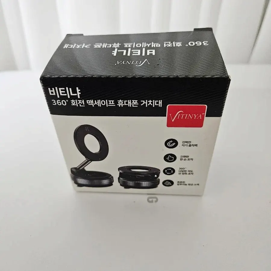 Round dashboard pad and car phone mount