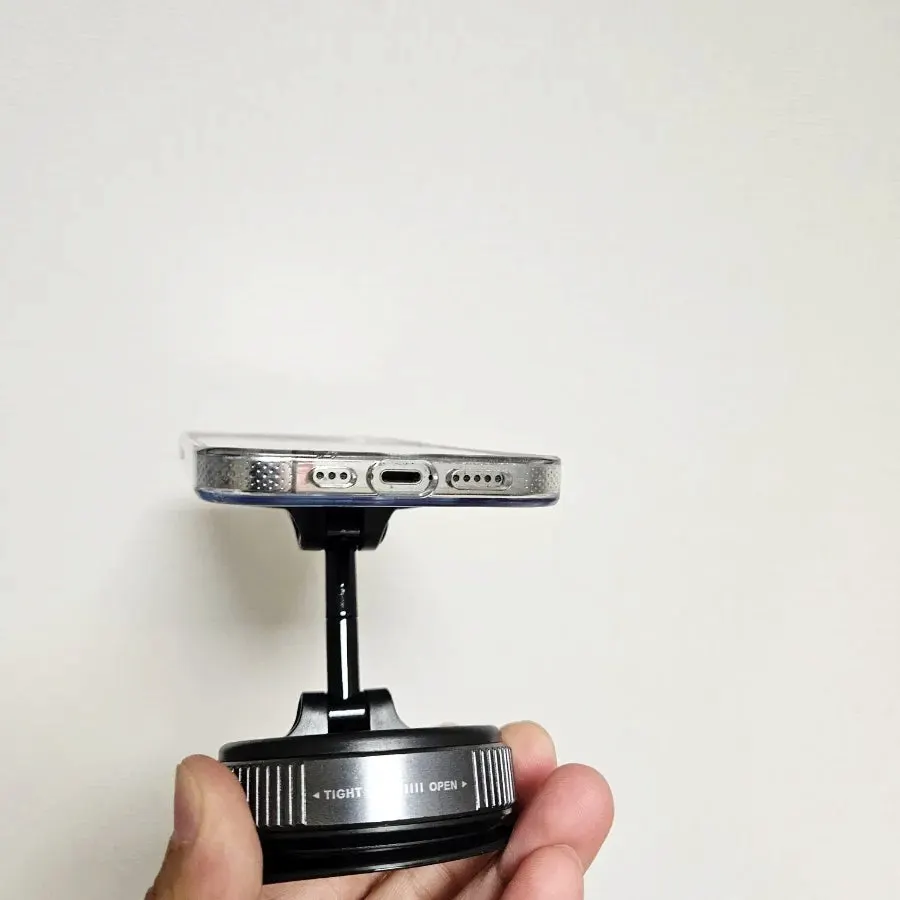 MagSafe mount for attaching and removing a smartphone