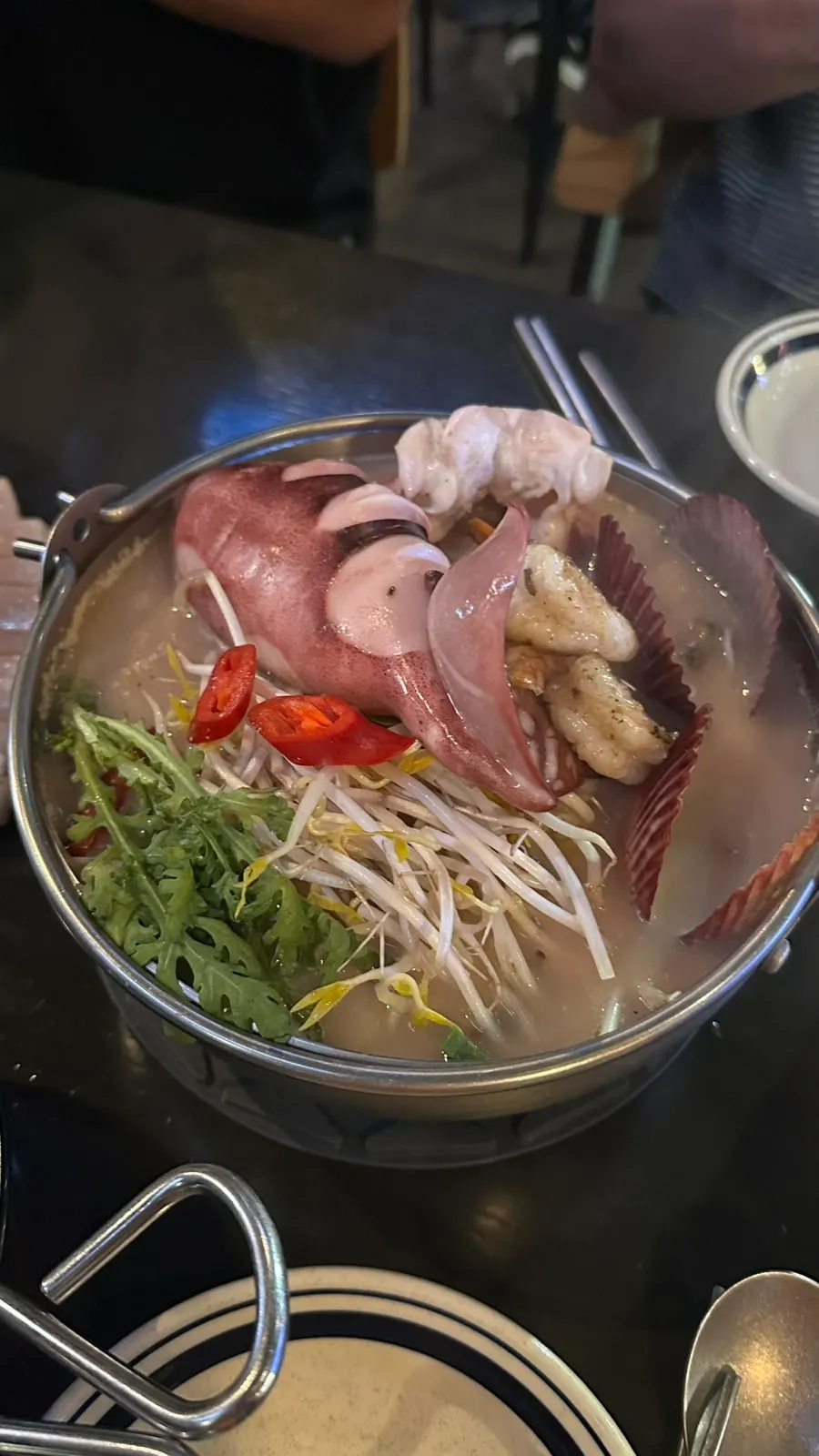 豚トロのスービッド蒸しとニラ和えの一皿
