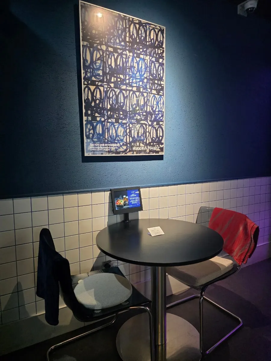 Kursi dan pencahayaan interior Bacha Suji Branch