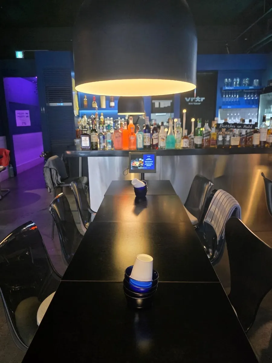 Meja bar dan deretan minuman di Bacha Suji Branch