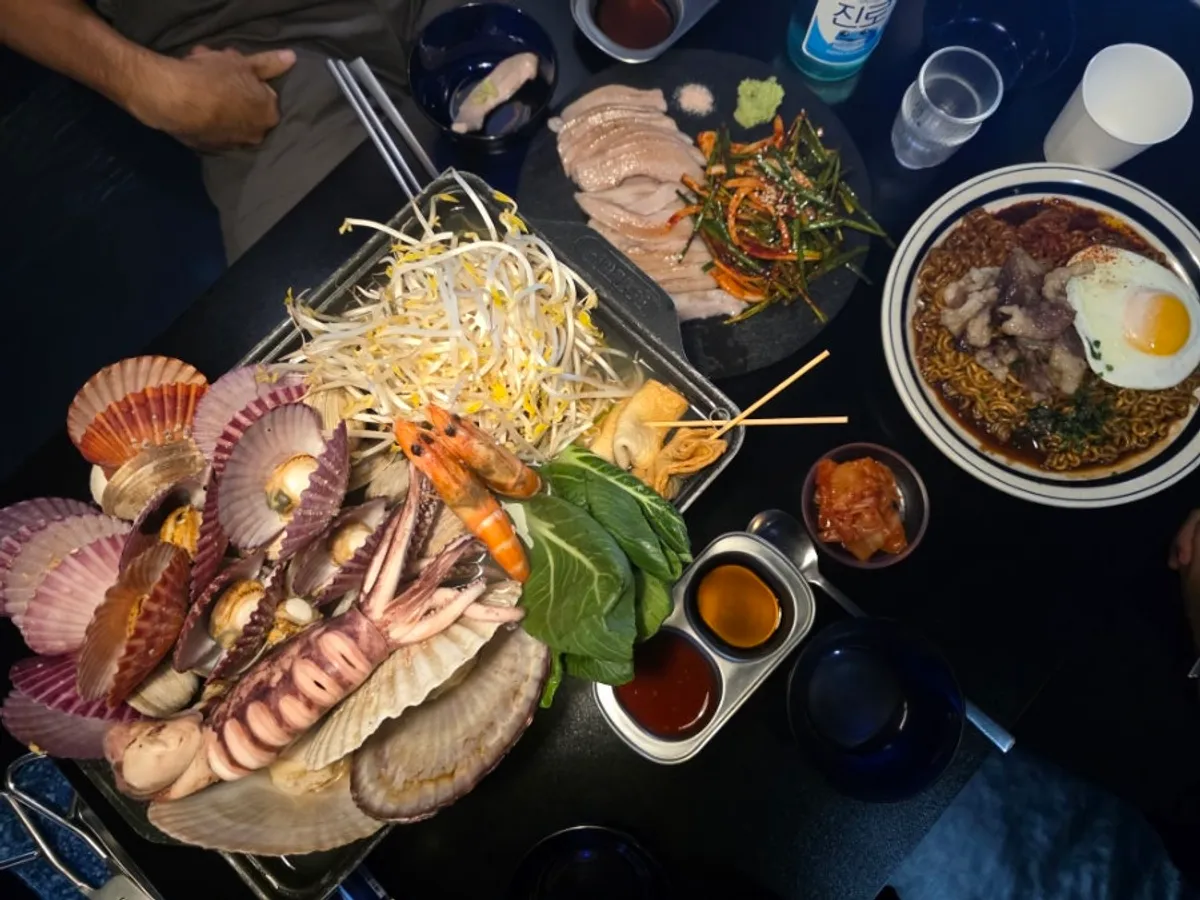 Meja penuh lauk di Bacha Suji Branch