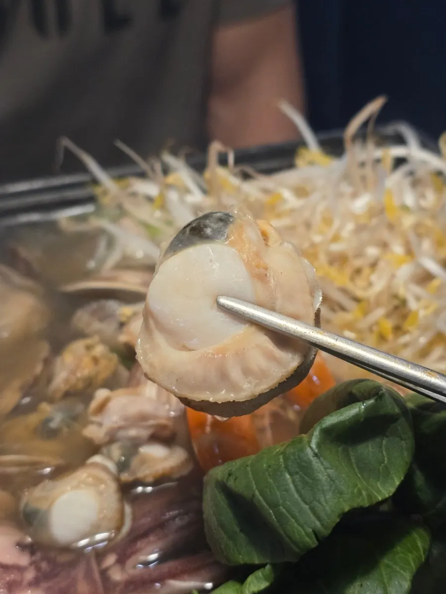 Close-up seafood kenyal dalam bada-jjim