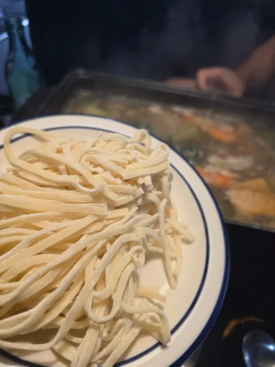 Piring berisi daging kerang yang sudah dikeluarkan dari cangkang