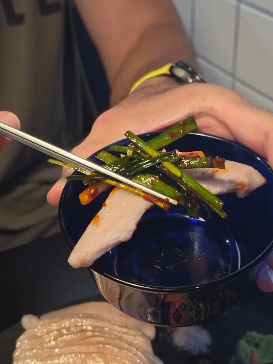 Hangjeong-suyuk dengan sayur bawang di atasnya