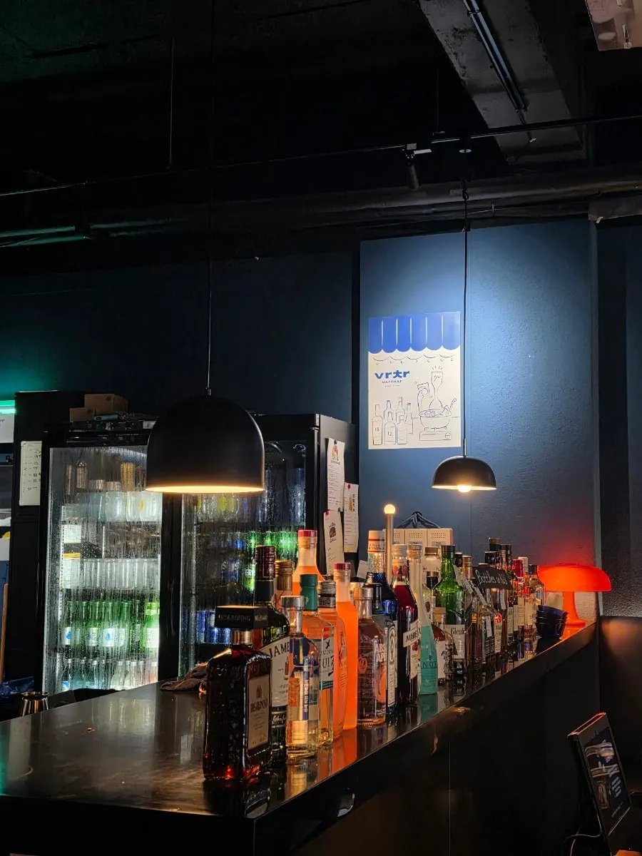 Bar dengan berbagai whisky dan koktail