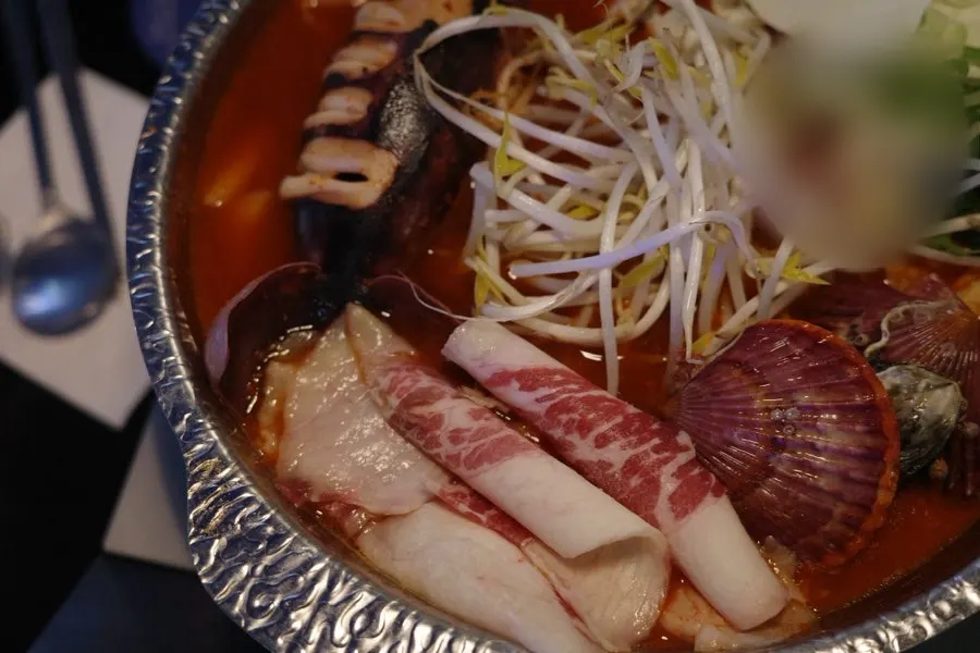 해물과 떡이 들어간 차돌해물떡찜 클로즈업