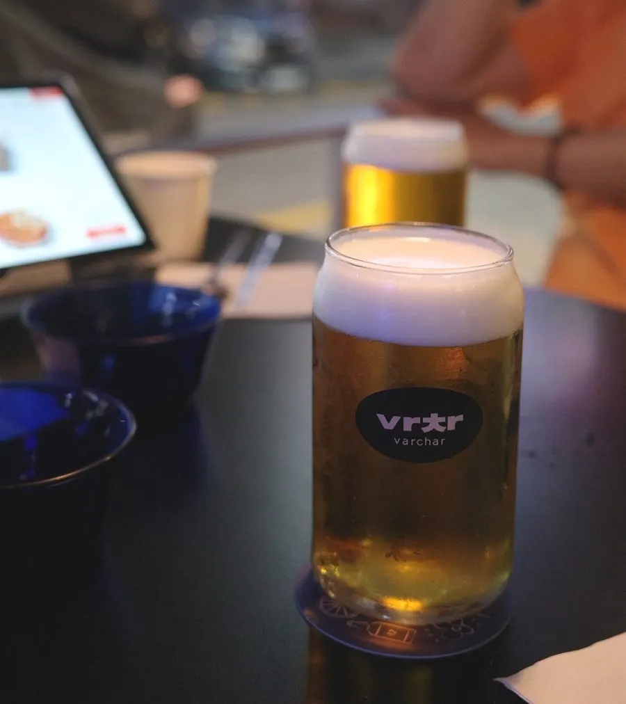 거품이 올라간 바차 크림생맥주 한 잔