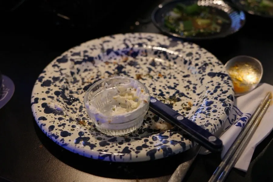테라스석에 차려진 안주 세 가지