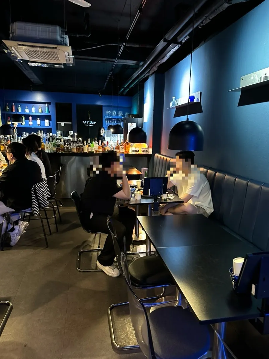 조명이 켜진 바차 수지점 좌석 공간