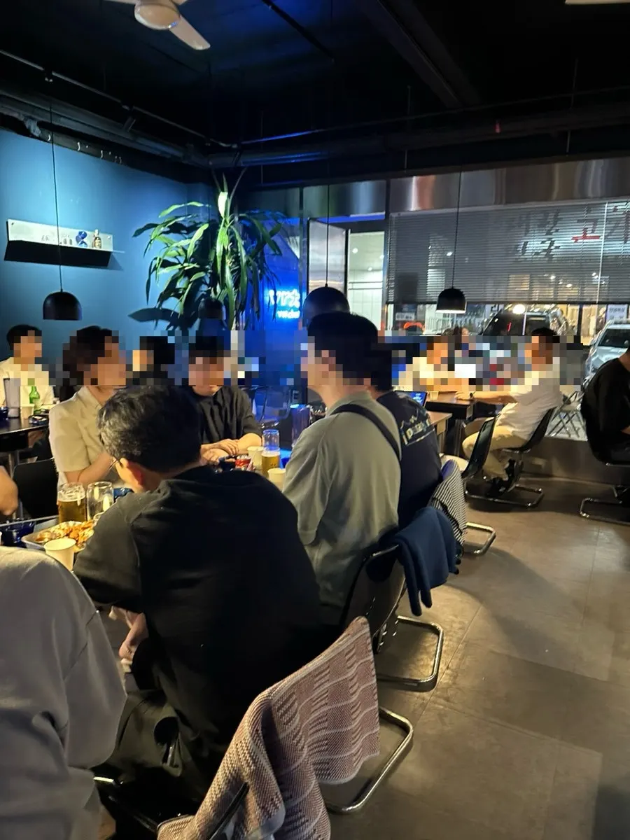 바차 수지점 인테리어 소품과 벽면