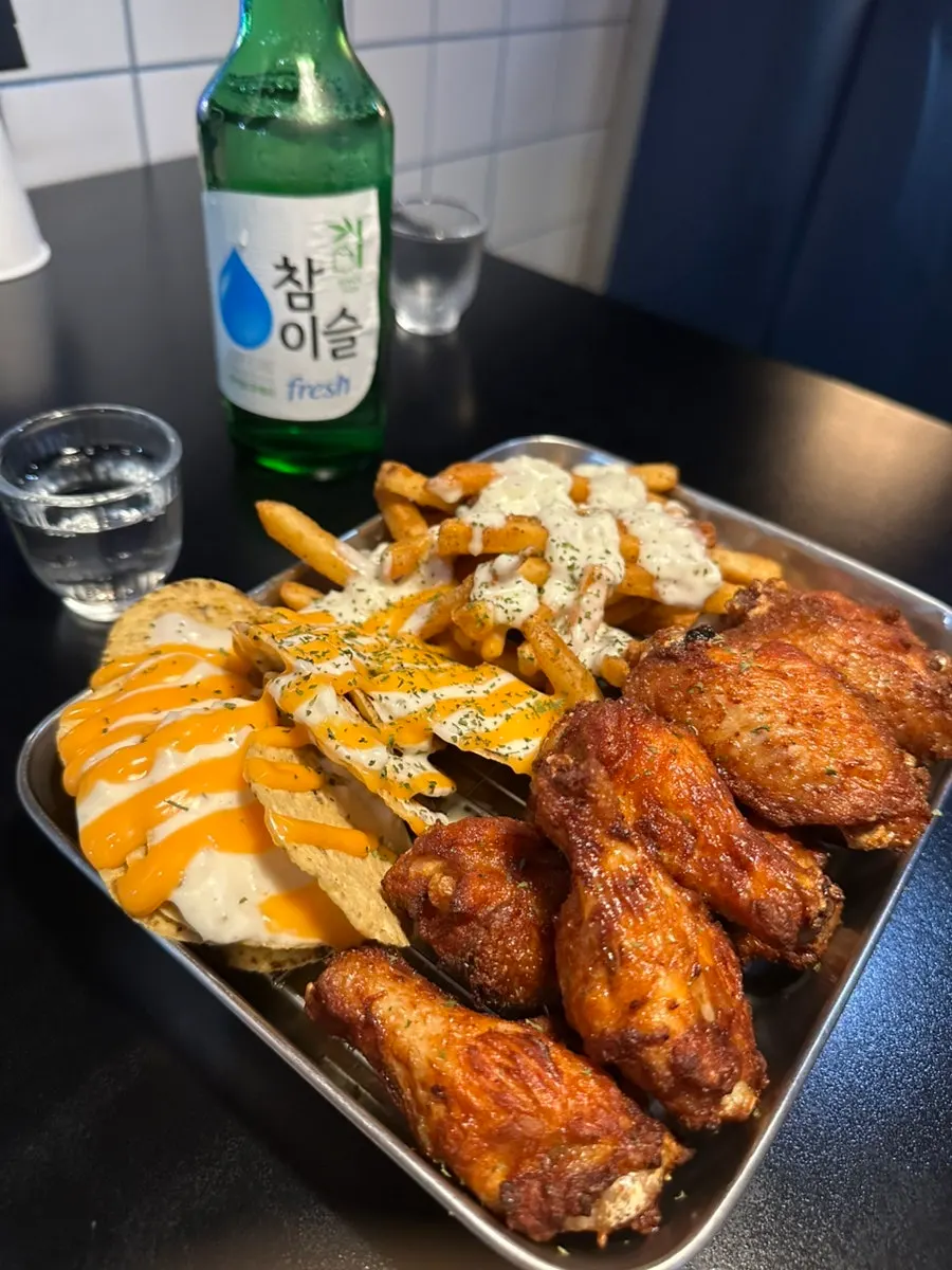 노릇하게 구워진 닭날개와 봉