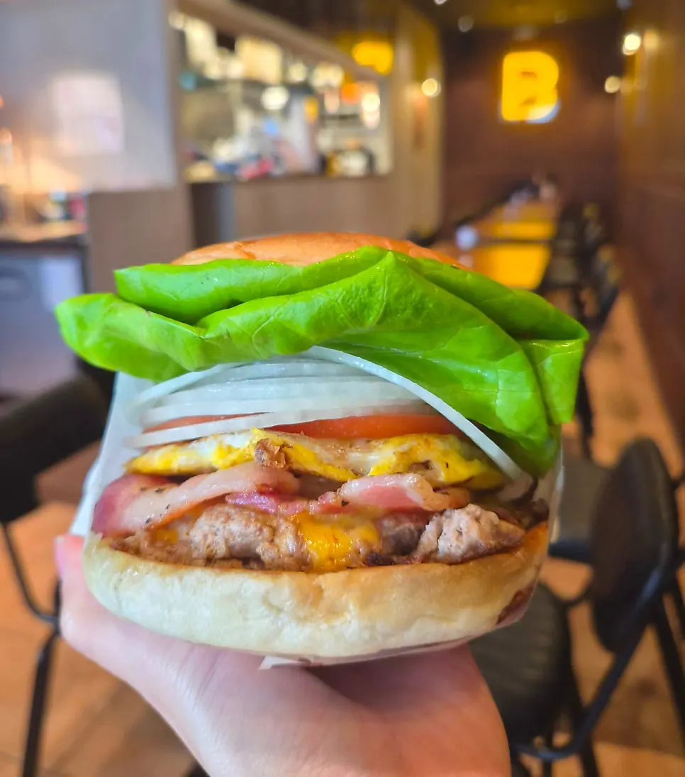 Tamyok Burger with two patties and fried egg