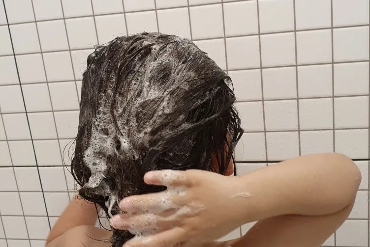 어린이용 샴푸 사용 맥락의 사진