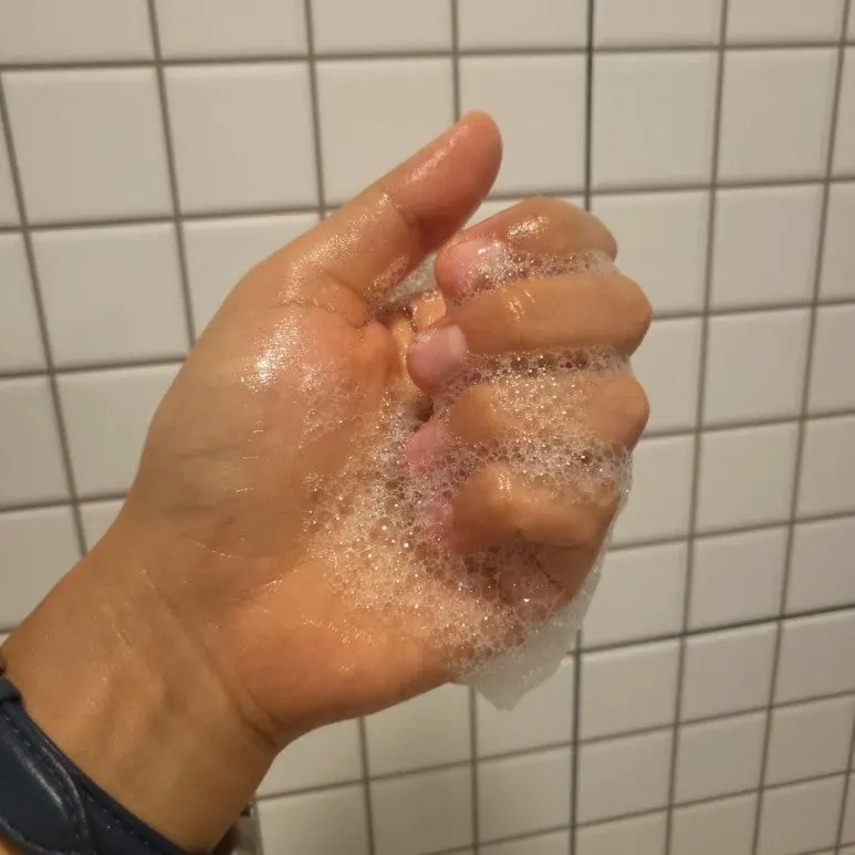 거품과 향기 나는 샴푸를 원하는 아이 사진