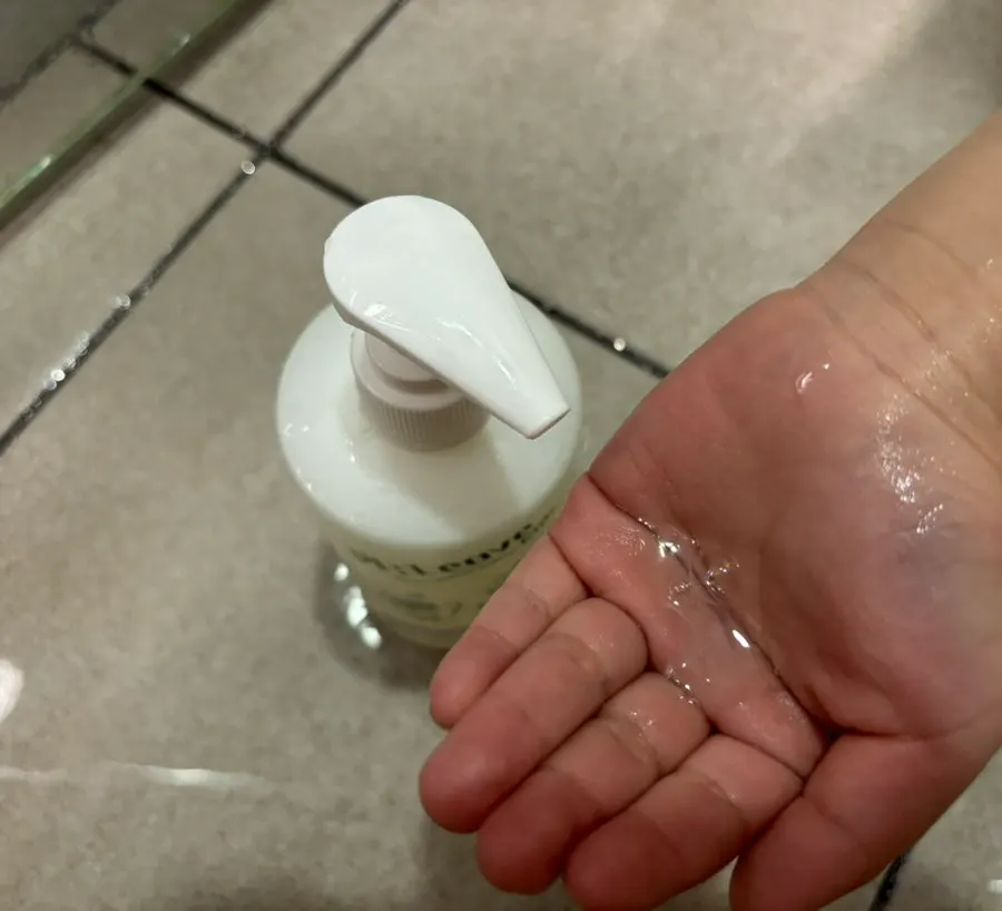 An elementary-school child using kids shampoo