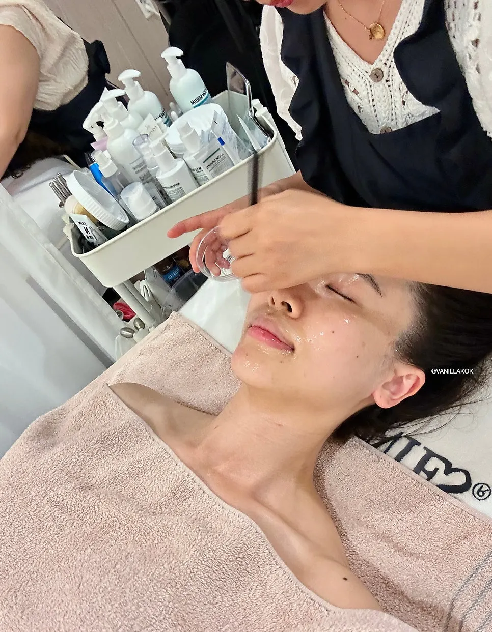 Hand contour care loosening the jawline and cheeks