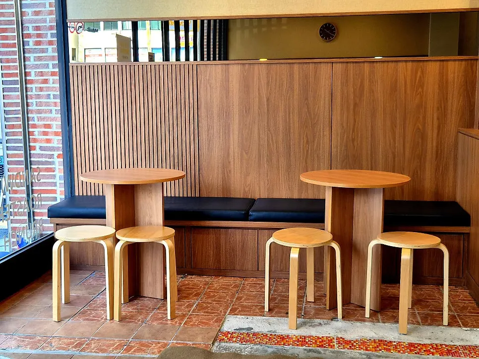 Bar table and regular table seating at Benetto