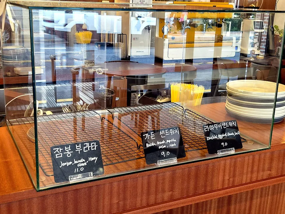Benetto's counter and ordering area