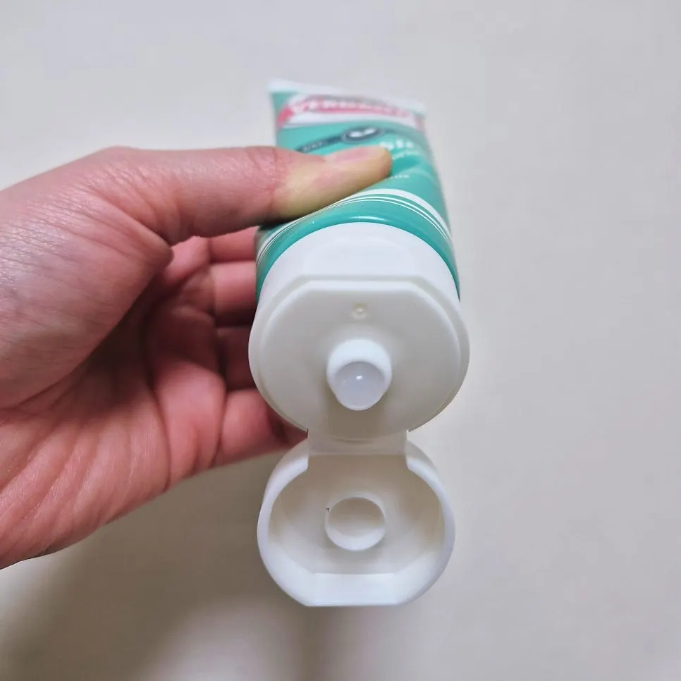 Photo showing the cream texture of Verdante gum toothpaste