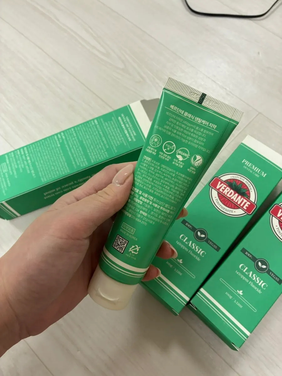 Verdante toothpaste checked for its lingering scent after brushing