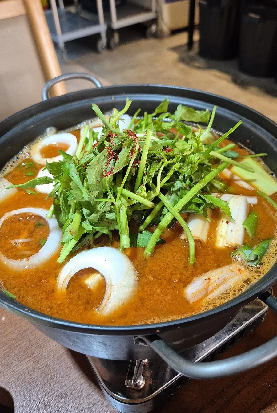 테이블에서 끓고 있는 꽃게탕