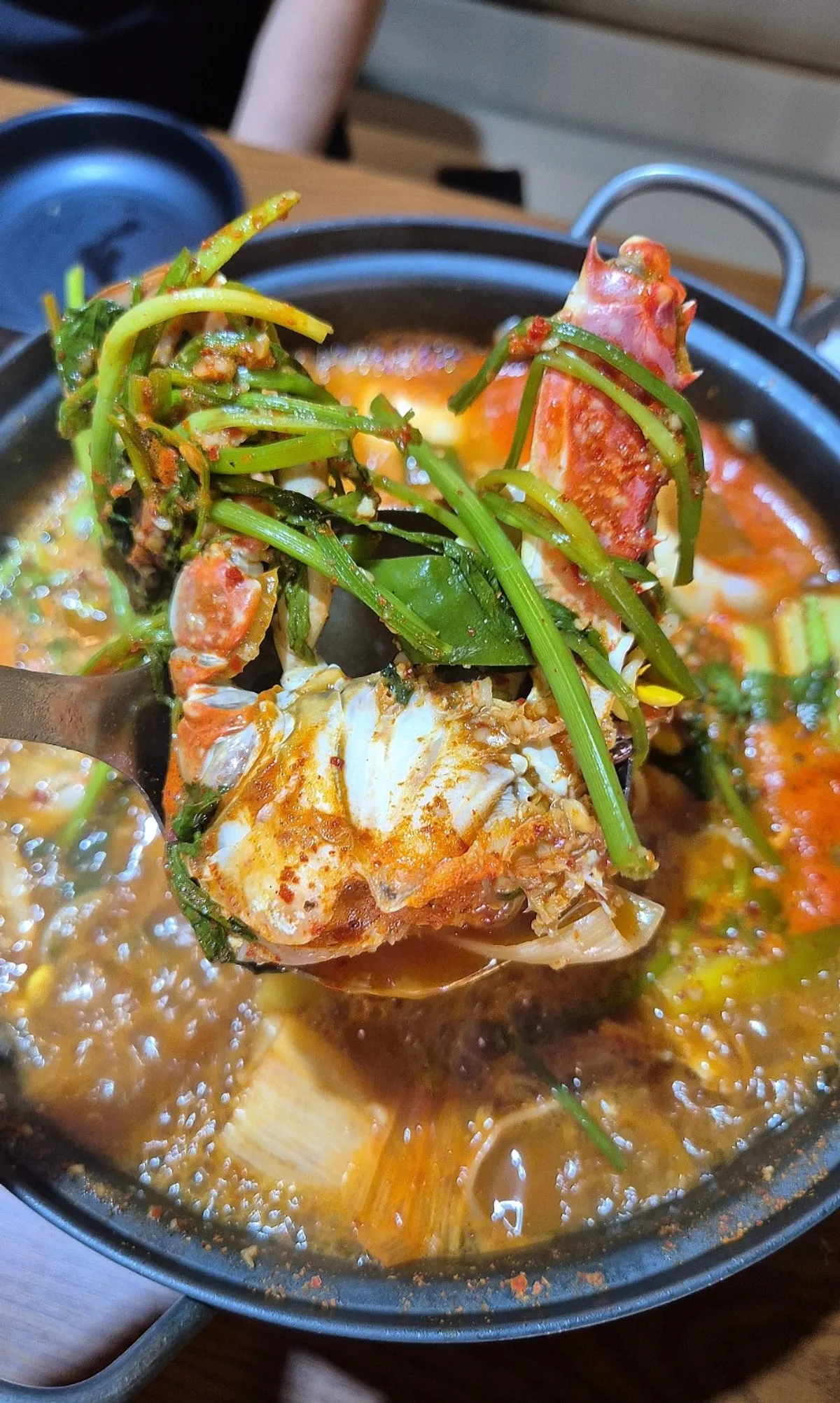 꽃게 두 마리가 들어간 얼큰한 꽃게탕