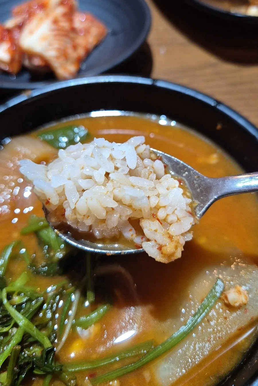 밥 위에 올린 꽃게살 한 숟갈