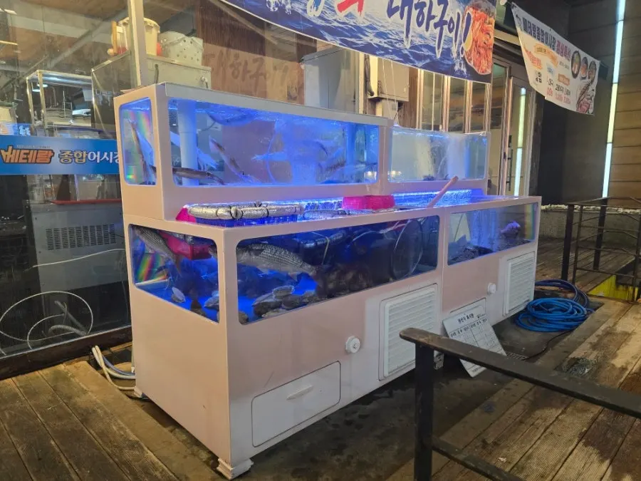 Exterior of the Guwol-dong sashimi restaurant Veteran General Fish Market