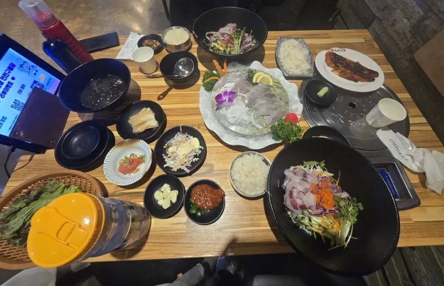 Table spread with basic side dishes at the Guwol-dong sashimi restaurant