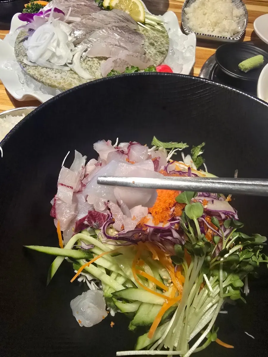 Special hoedeopbap topped with raw fish over vegetables