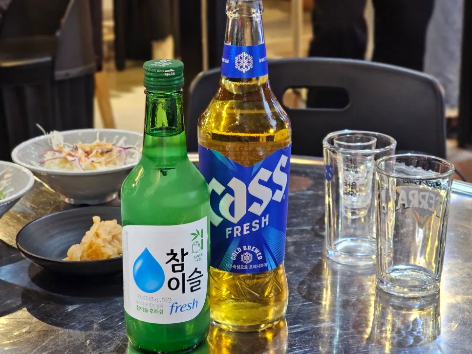 참이슬과 카스를 따라 마시는 야장 자리
