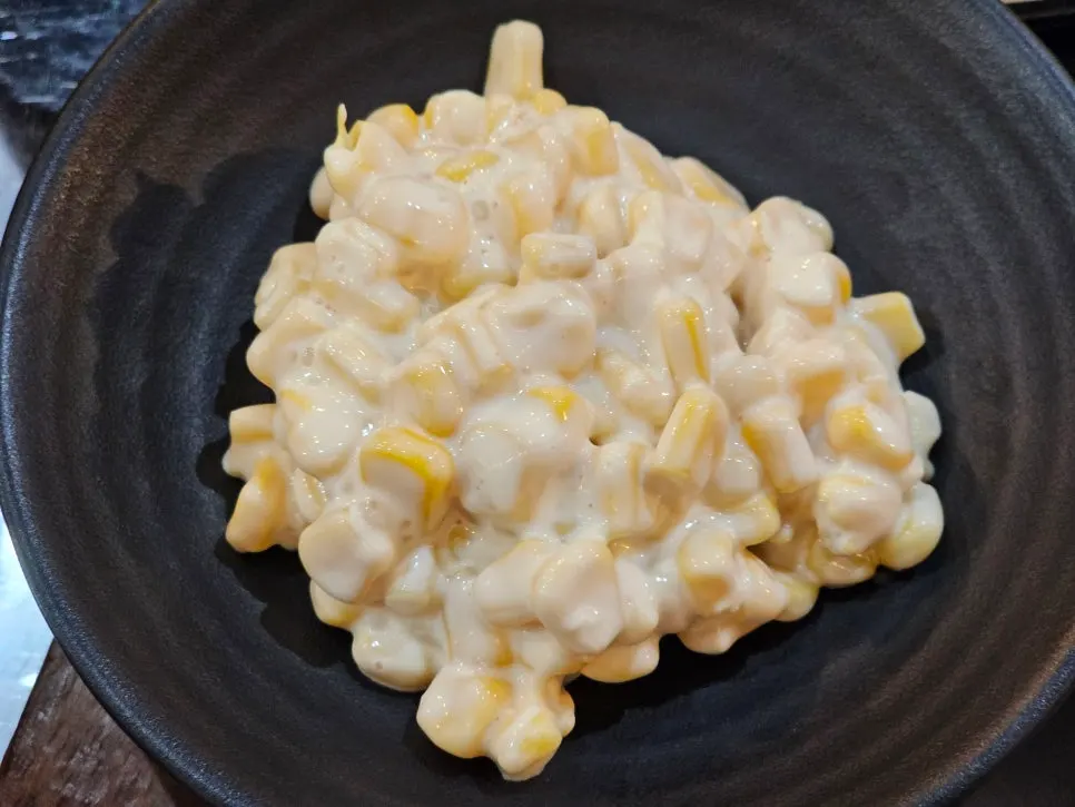 바삭하게 부쳐진 김치전 접시