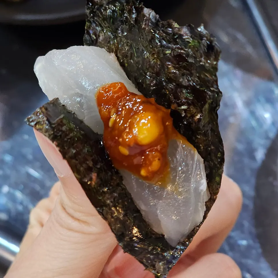 쫀득한 회 한 점을 집은 모습
