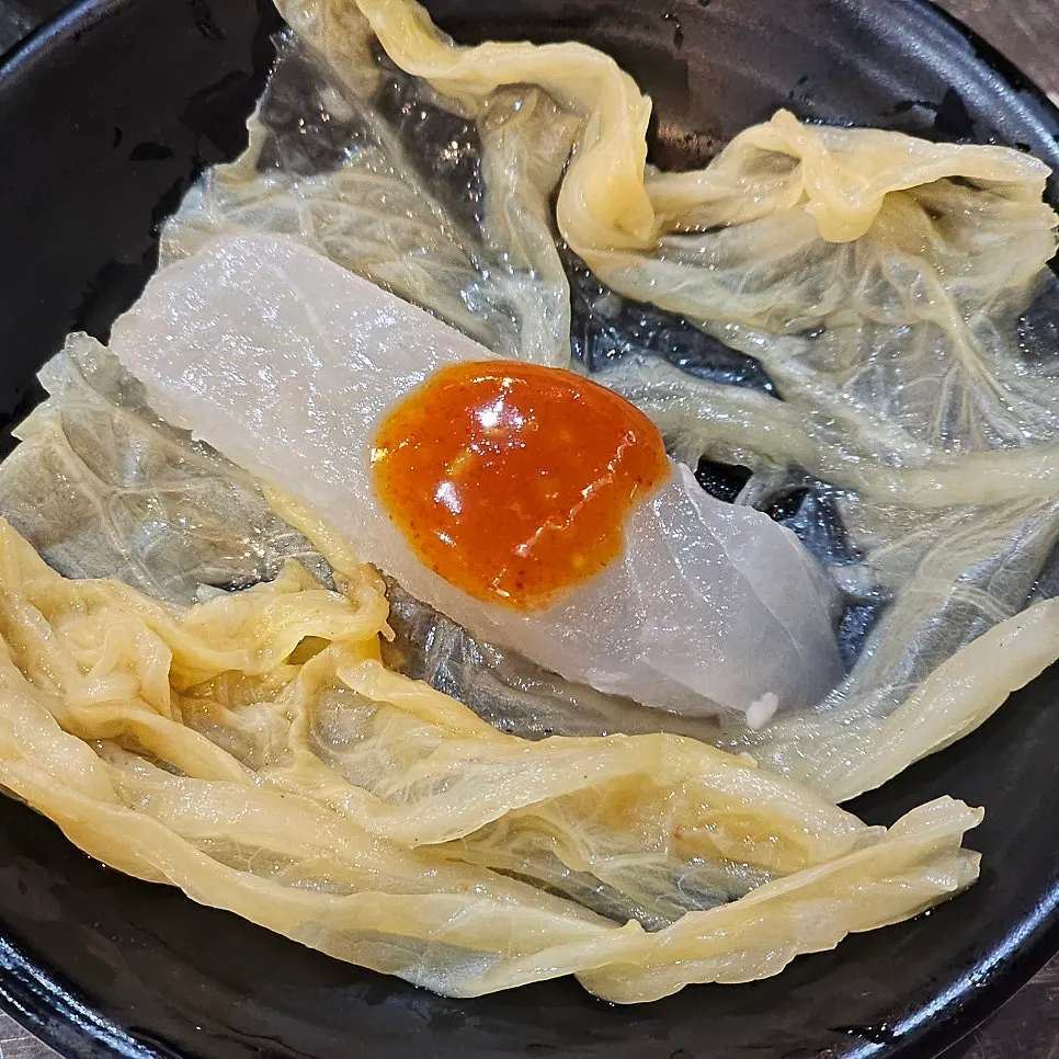 회 접시와 술잔이 함께 놓인 테이블
